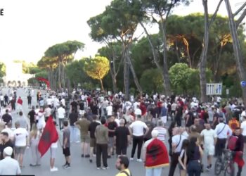 Tensione në protestë, tubuesit konfliktohen fizikisht me mbështetësit e PS
