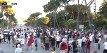 Tensione në protestë, tubuesit konfliktohen fizikisht me mbështetësit e PS