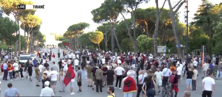 Tensione në protestë, tubuesit konfliktohen fizikisht me mbështetësit e PS