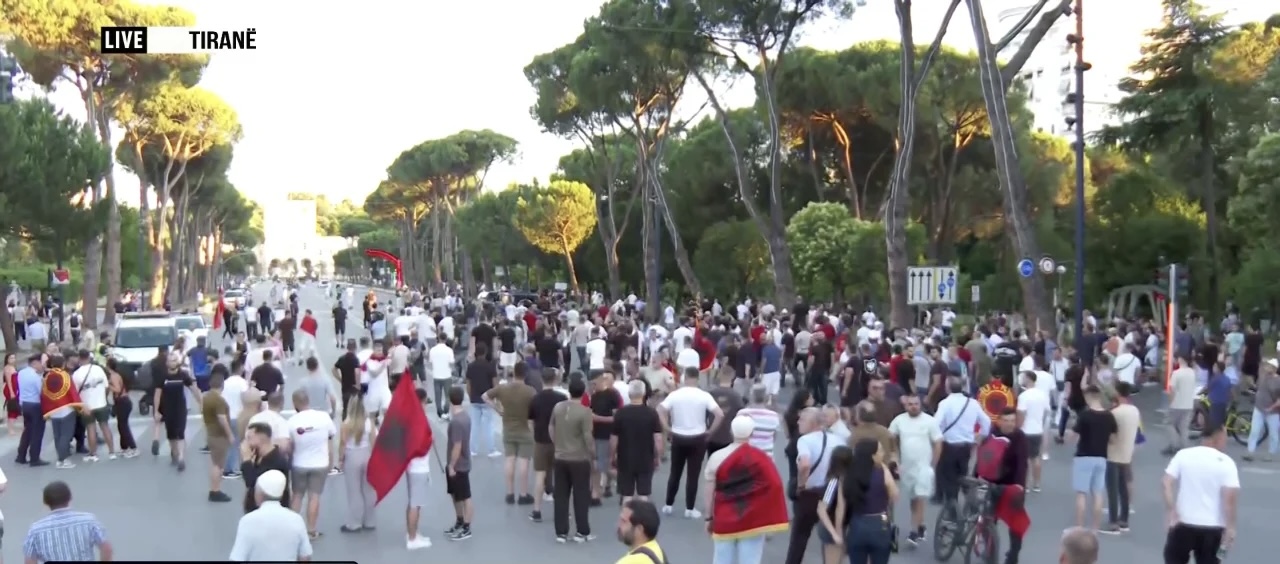 Tensione në protestë në Prishtinë: përplasje fizike mes protestuesve dhe mbështetësve të PS
