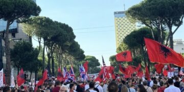 Nis protesta e 14-të, qytetarët mblidhen përpara Kryeministrisë