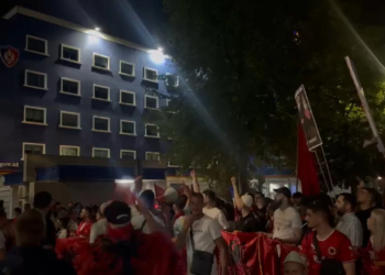Protesta/ Qytetarët marshojnë në rrugët e Tiranës