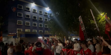 Protesta/ Qytetarët marshojnë në rrugët e Tiranës