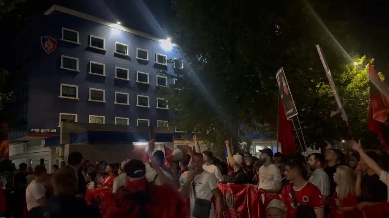 Protesta  Qytetarët marshojnë në rrugët e Tiranës