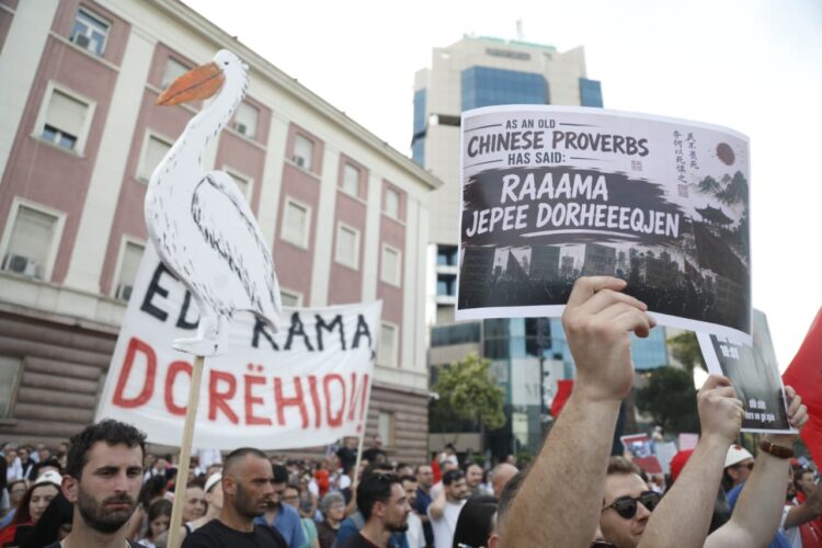 Dita e 15 e protestës,qytetarët: Nëse duhet ta rrethojmë Kryeministrinë, do ta bëjmë