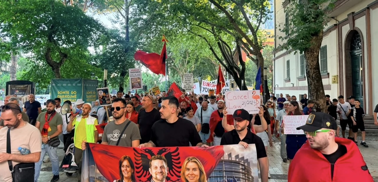 Dita e 19 të e protestës  Nga Kuvendi te PD dhe marshim drejt Kryeministrisë