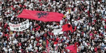 Dita e 20-të e protestës në Tiranë: Nesër vjen mërgata