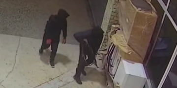 Me armë në dorë, momentet kur i riu tentoi të vidhte pikën e karburantit në Krujë