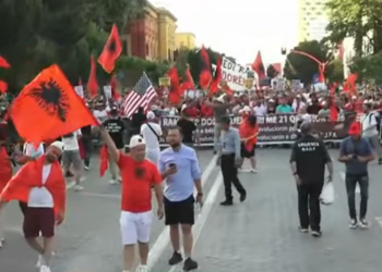 Dita e 21-të, diaspora pjesë e protestës para Kryeministrisë