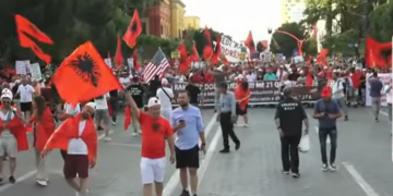 Dita e 21-të, diaspora pjesë e protestës para Kryeministrisë