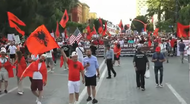 Dita e 21-të, diaspora pjesë e protestës para Kryeministrisë