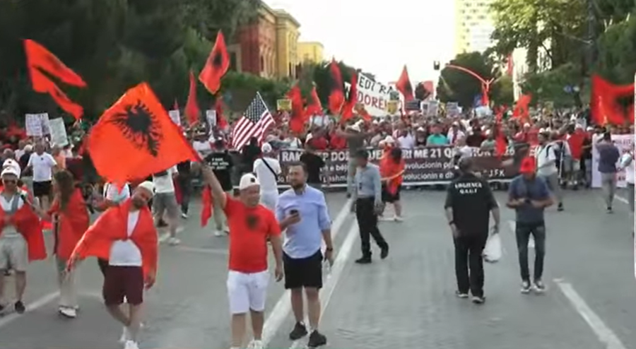 Dita e 21 të  diaspora pjesë e protestës para Kryeministrisë