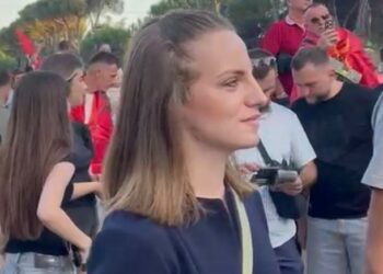 Pas dorëheqjes nga grupi i PS-së, deputetja Marjana Koçeku i bashkohet protestës