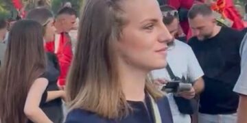 Pas dorëheqjes nga grupi i PS-së, deputetja Marjana Koçeku i bashkohet protestës