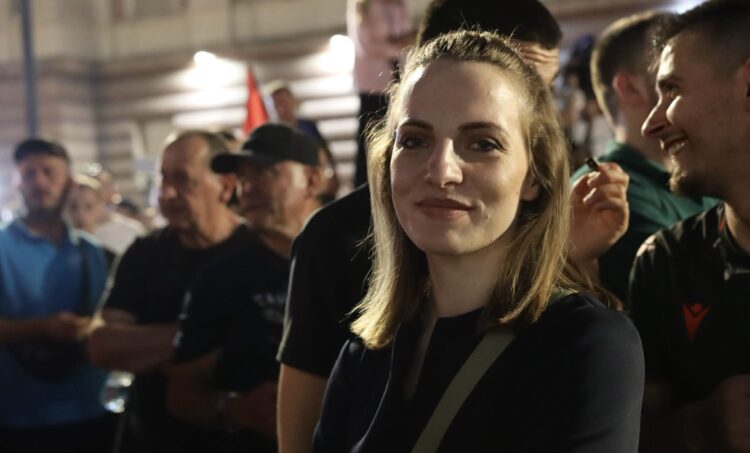 Pas dorëheqjes nga grupi i PS-së, deputetja Marjana Koçeku i bashkohet protestës
