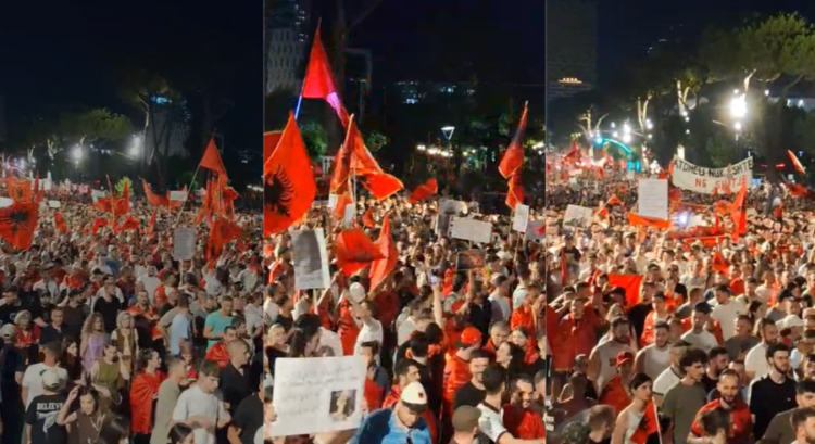 Pas rrethimit të Kryeministrisë protestuesit vijojnë të qëndrojnë në bulevard
