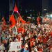 Pas rrethimit të Kryeministrisë protestuesit vijojnë të qëndrojnë në bulevard