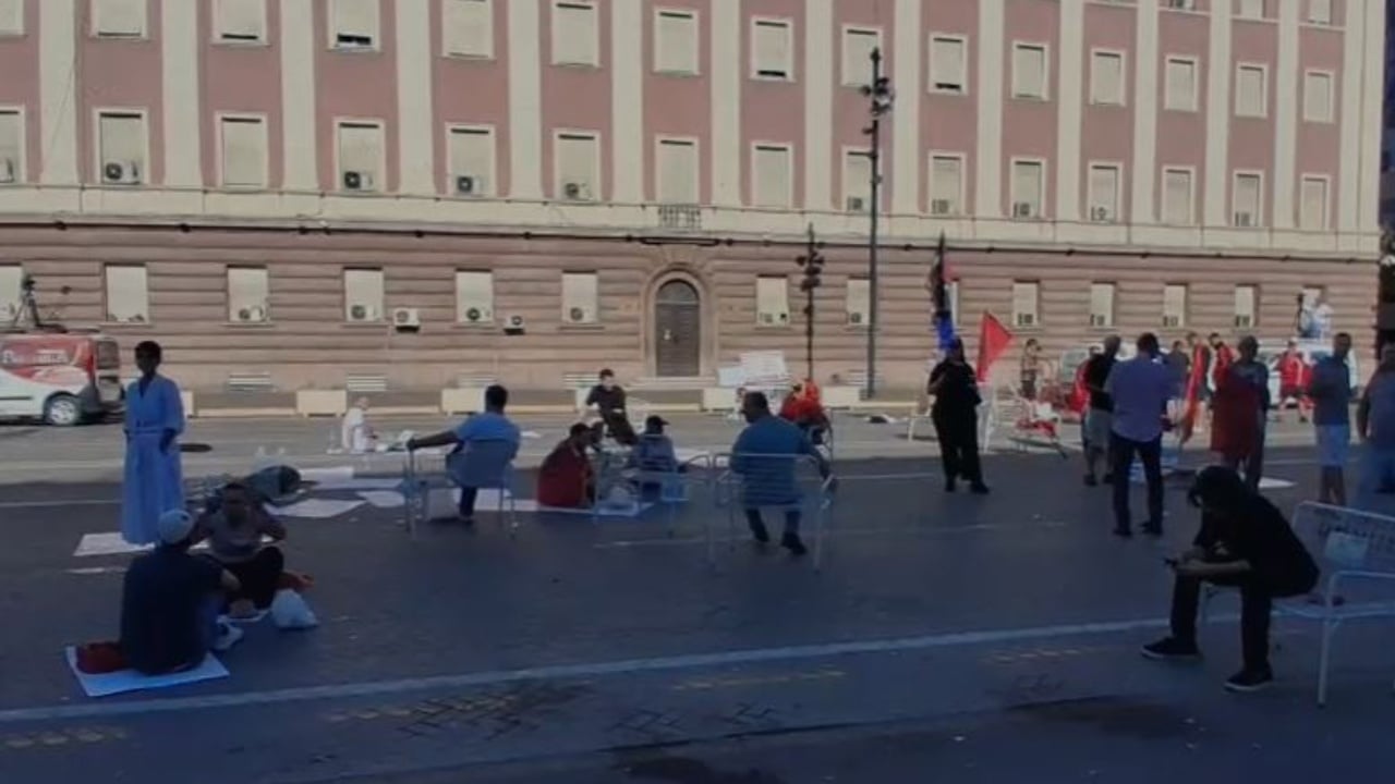 Protestuesit mbeten në shesh për 21 ditë rresht: thirrje për dorëheqjen e qeverisë Rama
