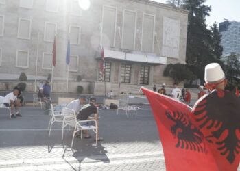 Qëndruan deri në mëngjes para Kryeministrisë, policia procedon 9 protestues