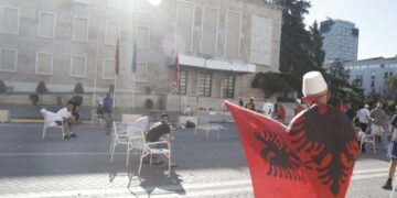 Qëndruan deri në mëngjes para Kryeministrisë, policia procedon 9 protestues