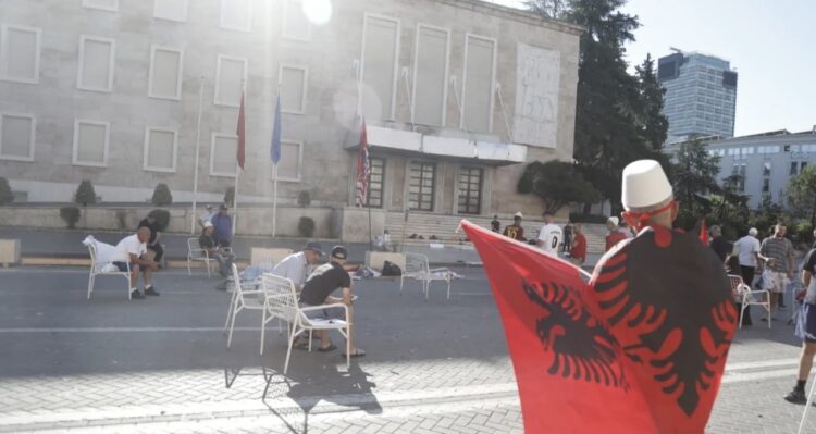 Qëndruan deri në mëngjes para Kryeministrisë, policia procedon 9 protestues