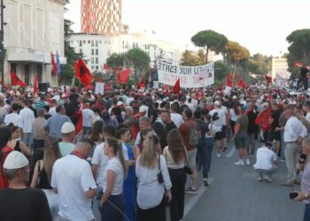 22 ditë protestë, qytetarët mblidhen para Kryeministrisë