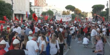 22 ditë protestë, qytetarët mblidhen para Kryeministrisë