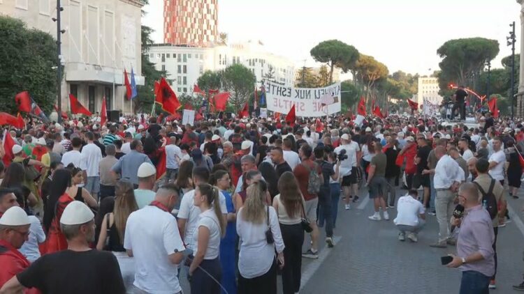 22 ditë protestë, qytetarët mblidhen para Kryeministrisë