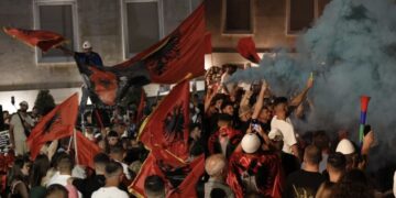 Dita e 22-të e tubimit në Tiranë, protestuesit marshojnë pranë Kuvendit