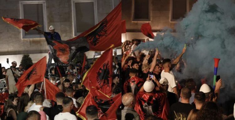 Dita e 22-të e tubimit në Tiranë, protestuesit marshojnë pranë Kuvendit