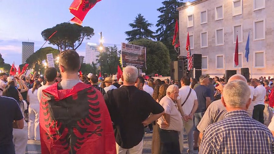 Protestuesit kërkojnë dorëheqjen e qeverisë dhe qeveri teknike në Shqipëri
