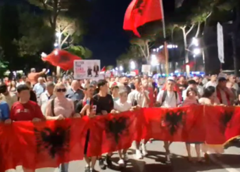 “Çohuni nga kafja”, protestuesit marshojnë në rrugët e Tiranës