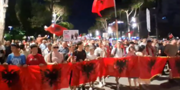“Çohuni nga kafja”, protestuesit marshojnë në rrugët e Tiranës