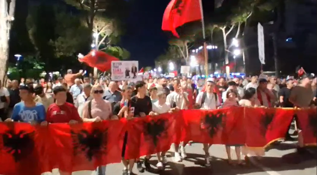  Çohuni nga kafja   protestuesit marshojnë në rrugët e Tiranës