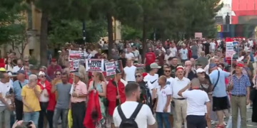 Nis dita e 29-të e protestës, qytetarët mblidhen para Kryeministrisë