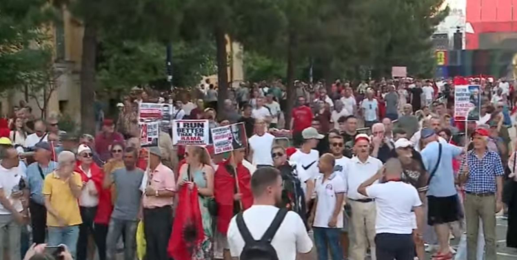 Nis dita e 29-të e protestës, qytetarët mblidhen para Kryeministrisë