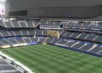 Botërori/ Punëtorët në stadiumin e Los Angeles ankohen për kushtet dhe pagat
