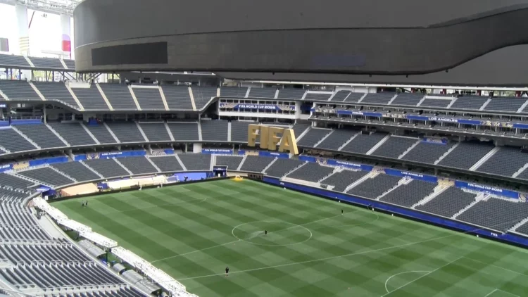 Botërori/ Punëtorët në stadiumin e Los Angeles ankohen për kushtet dhe pagat