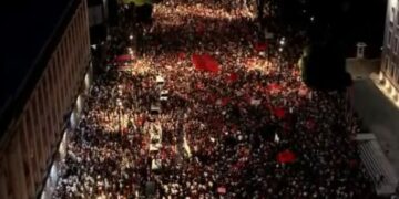 “Rama jep dorëheqje”, shtohet numri i qytetarëve në protestën para Kryeministrisë