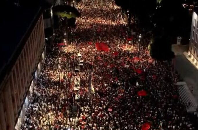 “Rama jep dorëheqje”, shtohet numri i qytetarëve në protestën para Kryeministrisë