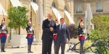 Rama mbërrin në Pallatin Elysee, i ftuar nga Presidenti Macron