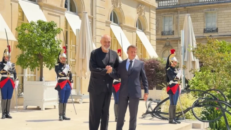 Rama mbërrin në Pallatin Elysee, i ftuar nga Presidenti Macron