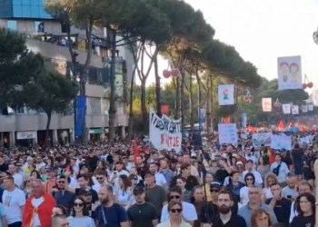 Protesta për Zvërnecin, qytetarët: Rama në burg, Berisha në burg