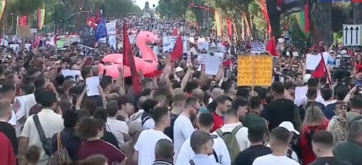 Protesta e pestë kundër Zvërnecit: thirrje për dorëheqjen e Edi Rama
