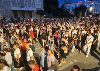 Protestuesit në marshim rrugëve të Tiranës: O Erjon, o legen, prite Ramën se po vjen