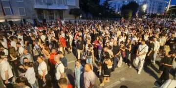 Protestuesit në marshim rrugëve të Tiranës: O Erjon, o legen, prite Ramën se po vjen