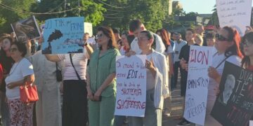 Zvërneci/ Protestojnë edhe qytetarët në Elbasan