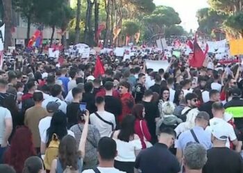 Dita e 24-të në Tiranë, qytetarët nisin protestën