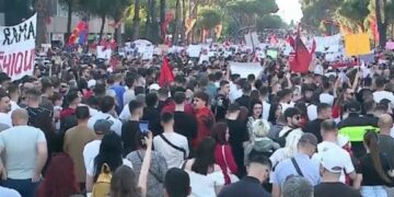 Dita e 24-të në Tiranë, qytetarët nisin protestën