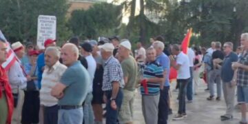 Protesta e 30-të në Tiranë, kërkohet largimi i Ramës e Berishës nga skena politike